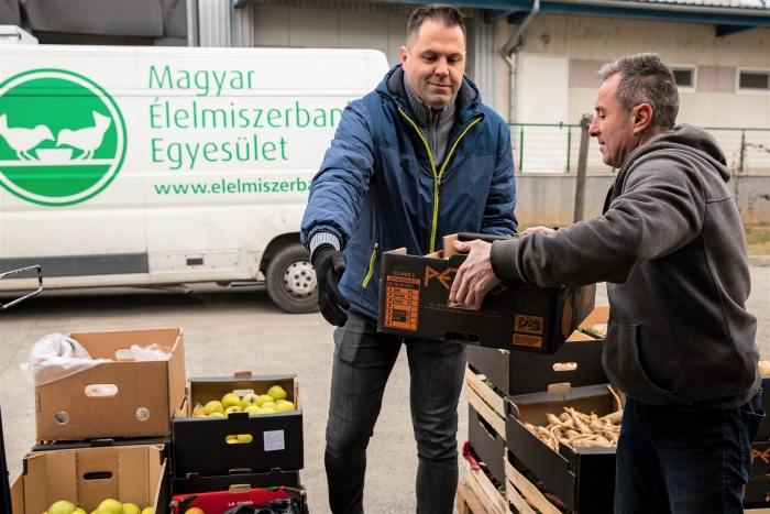 Pályázat: Menekülteket ellátó szervezeteknek segít az Élelmiszerbank